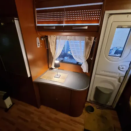 Klimatisierter Caravan Mit Umzaeuntem Stellplatz Campsite *