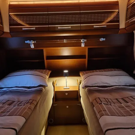 Campsite Klimatisierter Caravan Mit Umzaeuntem Stellplatz *