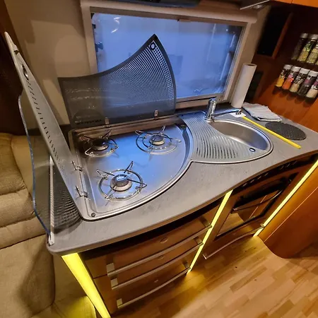 Klimatisierter Caravan Mit Umzaeuntem Stellplatz *