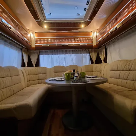 Klimatisierter Caravan Mit Umzaeuntem Stellplatz Campsite *