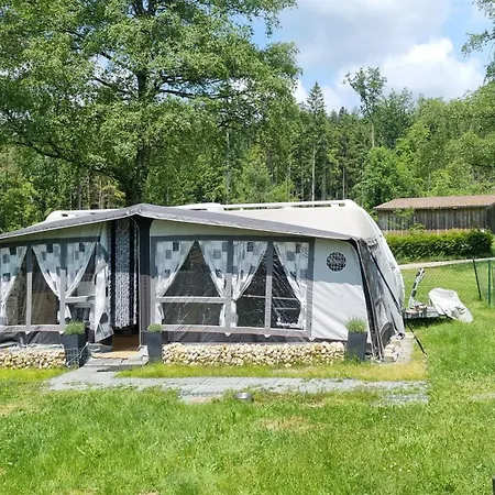 Klimatisierter Caravan Mit Umzaeuntem Stellplatz Campsite