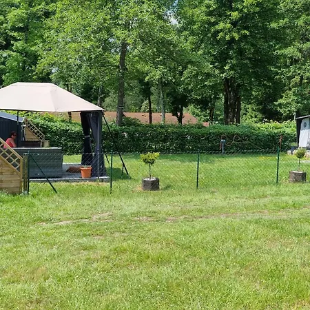 Klimatisierter Caravan Mit Umzaeuntem Stellplatz Campsite *