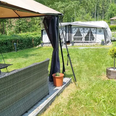 Klimatisierter Caravan Mit Umzaeuntem Stellplatz Campsite *