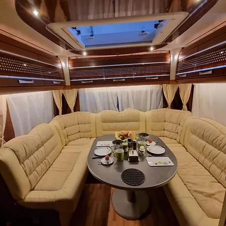 Klimatisierter Caravan Mit Umzaeuntem Stellplatz *