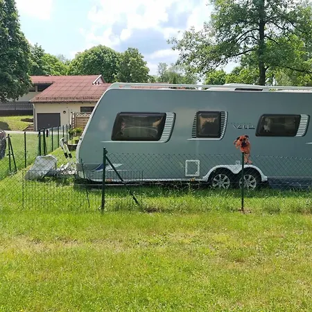Klimatisierter Caravan Mit Umzaeuntem Stellplatz