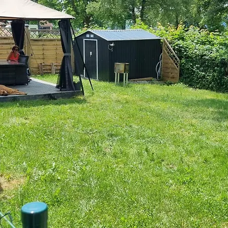 Klimatisierter Caravan Mit Umzaeuntem Stellplatz Campsite