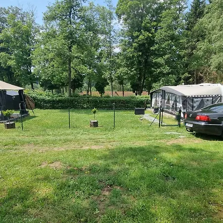 Campsite Klimatisierter Caravan Mit Umzaeuntem Stellplatz
