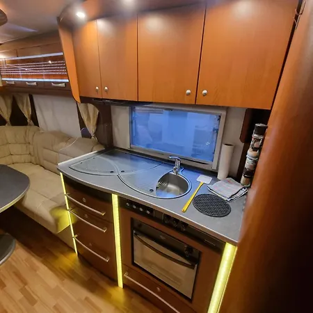 Klimatisierter Caravan Mit Umzaeuntem Stellplatz Campsite Untergriesbach