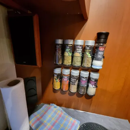 Klimatisierter Caravan Mit Umzaeuntem Stellplatz