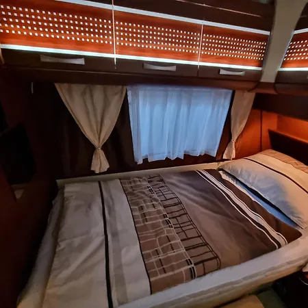 Klimatisierter Caravan Mit Umzaeuntem Stellplatz *