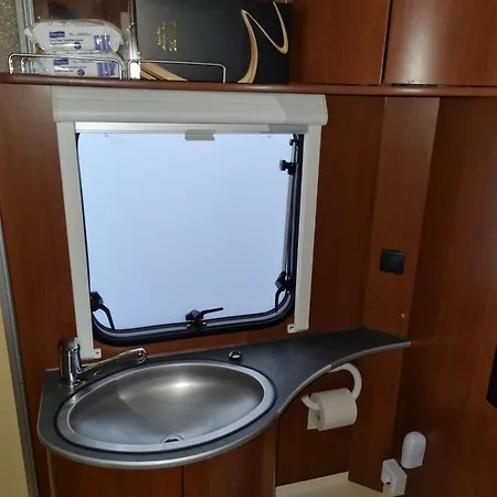 Klimatisierter Caravan Mit Umzaeuntem Stellplatz Campsite *
