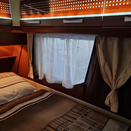 Campsite Klimatisierter Caravan Mit Umzaeuntem Stellplatz
